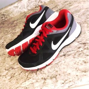 Men’s Nike Revolution size 10.5  Black and red